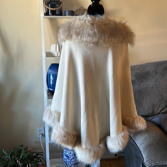 PIA ROSSINI beige poncho with faux fur trim one size - Picture 10 of 14